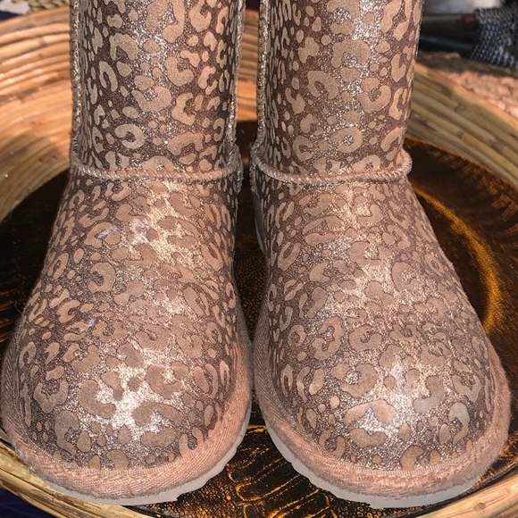 UGG, Classic II Glitter Leopard Suede Kid's Boot size:4, very cute! - Picture 4 of 12